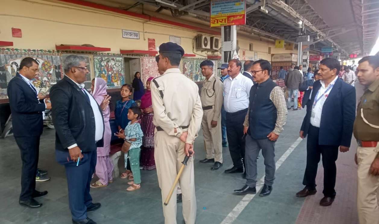 सावधान, रेल का कर रहे हैं सफर तो पहले कटाइये टिकट फिर कीजिए ट्रेन की सवारी