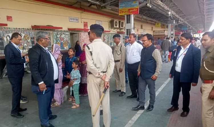 सावधान, रेल का कर रहे हैं सफर तो पहले कटाइये टिकट फिर कीजिए ट्रेन की सवारी