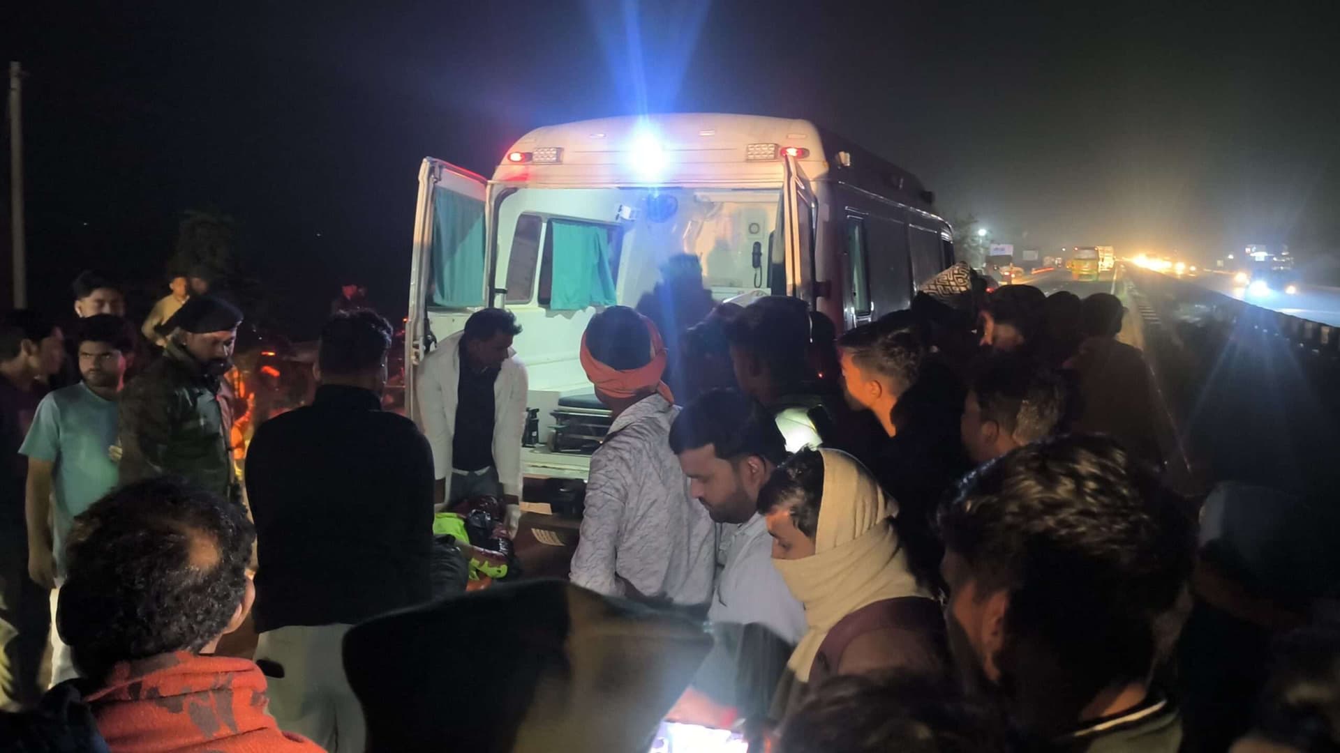 डिवाइडर से टकराने से रौतारा के बाइक चालक की मौत