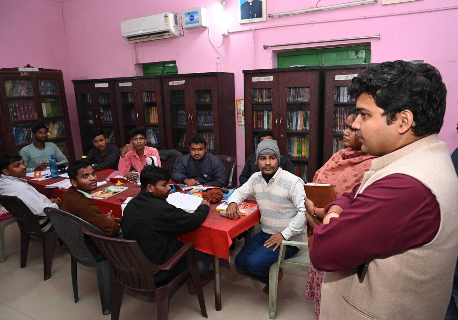 शुद्ध पेयजल की व्यवस्था करने, न्यूनतम शुल्क लेने के निर्देश