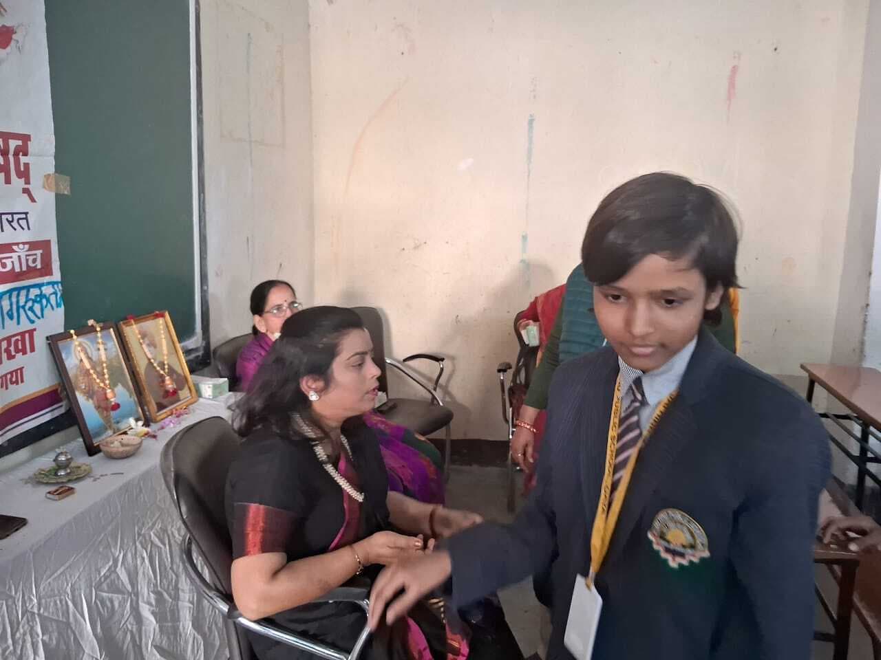 सर्वाइकल कैंसर जागरूकता शिविर में की गयी एनीमिया जांच