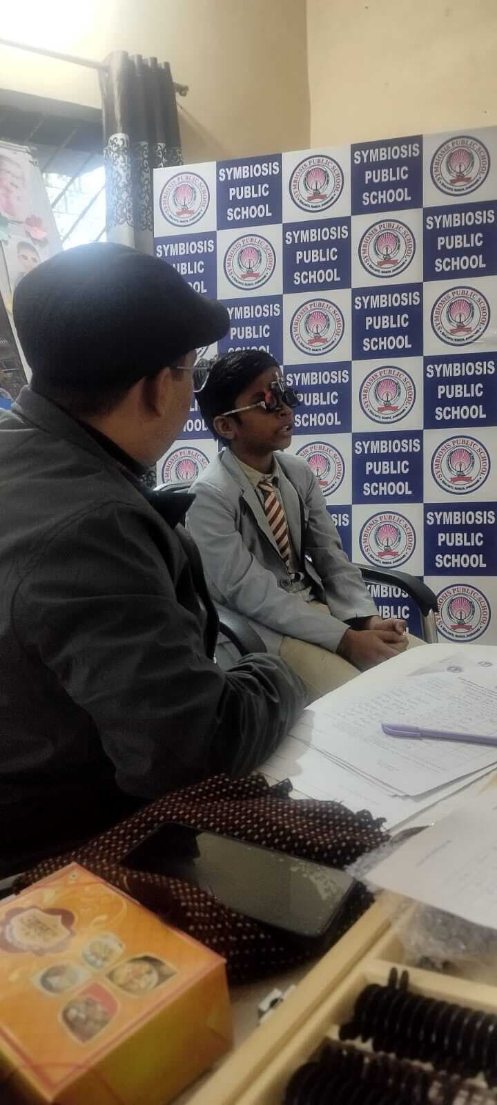 सिंबायोसिस पब्लिक स्कूल बुंडू में लगा नेत्र चिकित्सा शिविर