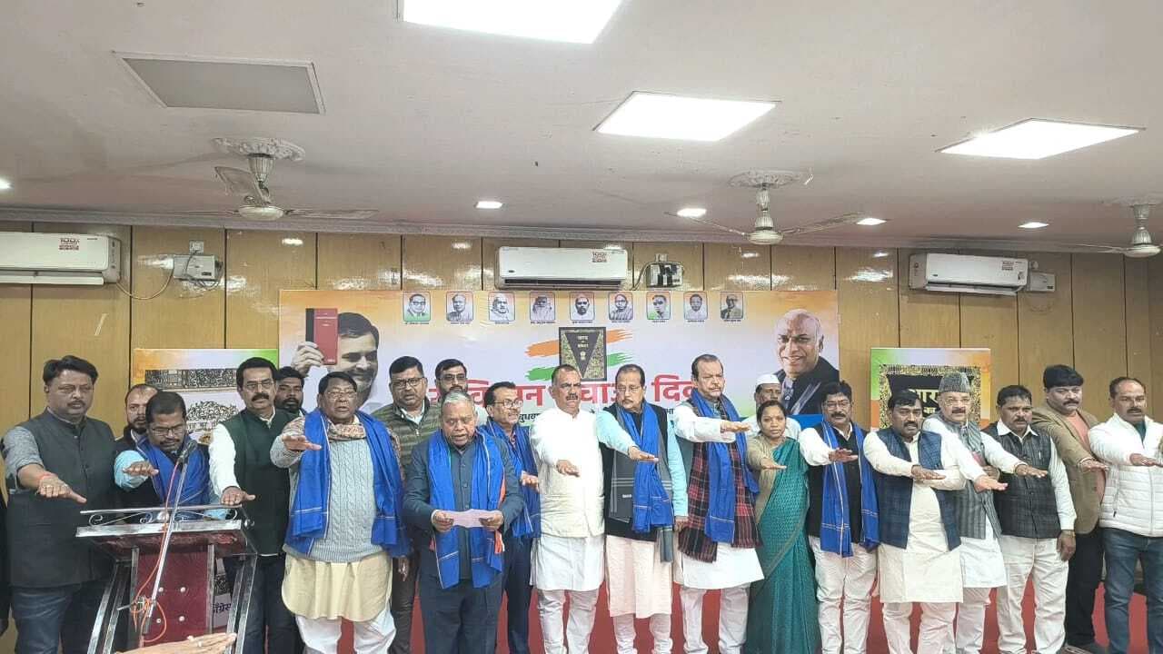 Political news : संविधान बदलने की सोच रखनेवालों के खिलाफ डट कर मुकाबला करें