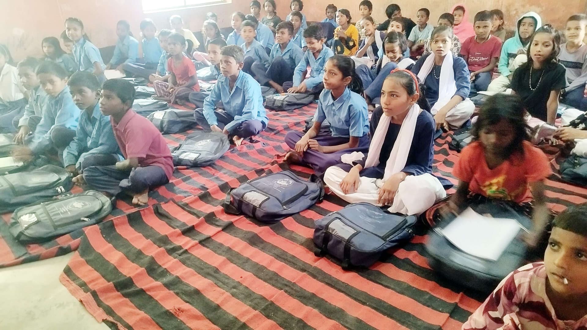 ठंड में दरी पर बैठने को स्कूली बच्चे विवश