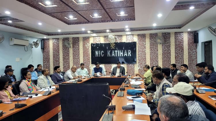 जल जीवन हरियाली व जल संचय जन भागीदारी से संबंधित योजनाओं के क्रियान्वयन में तेजी लाएं: डीएम