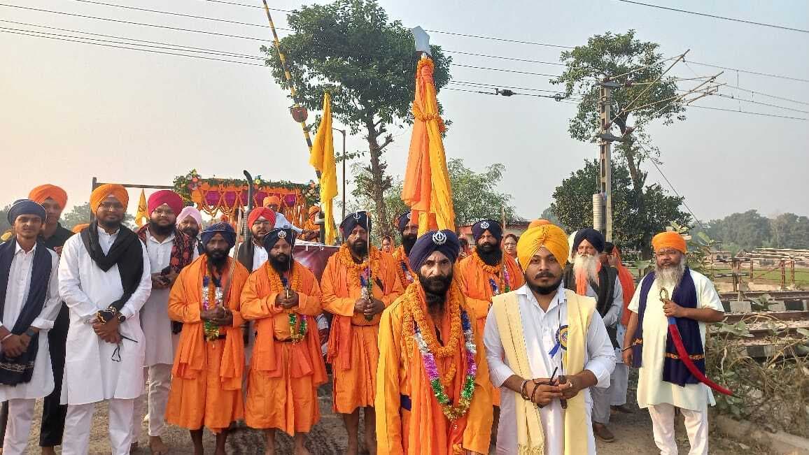 शहीदी गुरुपर्व पर पंजो प्यारो की सुरक्षा में हुआ नगर कीर्तन