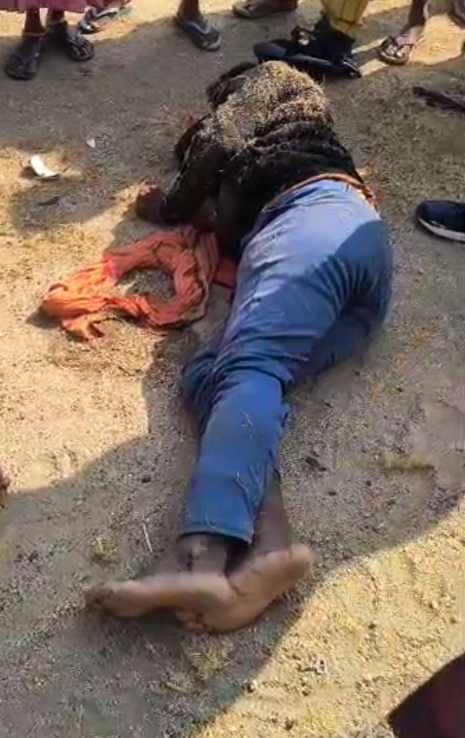 Giridih News :हाइवा ने बाइक सवारों को मारा धक्का, घायल