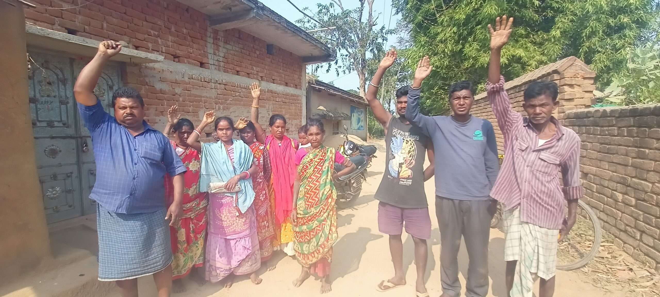 लाभुकों ने डीलर पर राशन वितरण में मनमानी का लगाया आरोप, किया विरोध