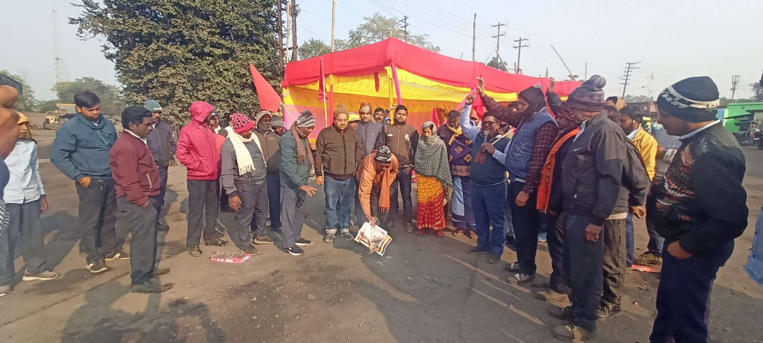 चितरा: चार श्रम कानून के विरोध में संयुक्त ट्रेड यूनियन मोर्चा ने किया प्रदर्शन, जलायीं प्रतियां