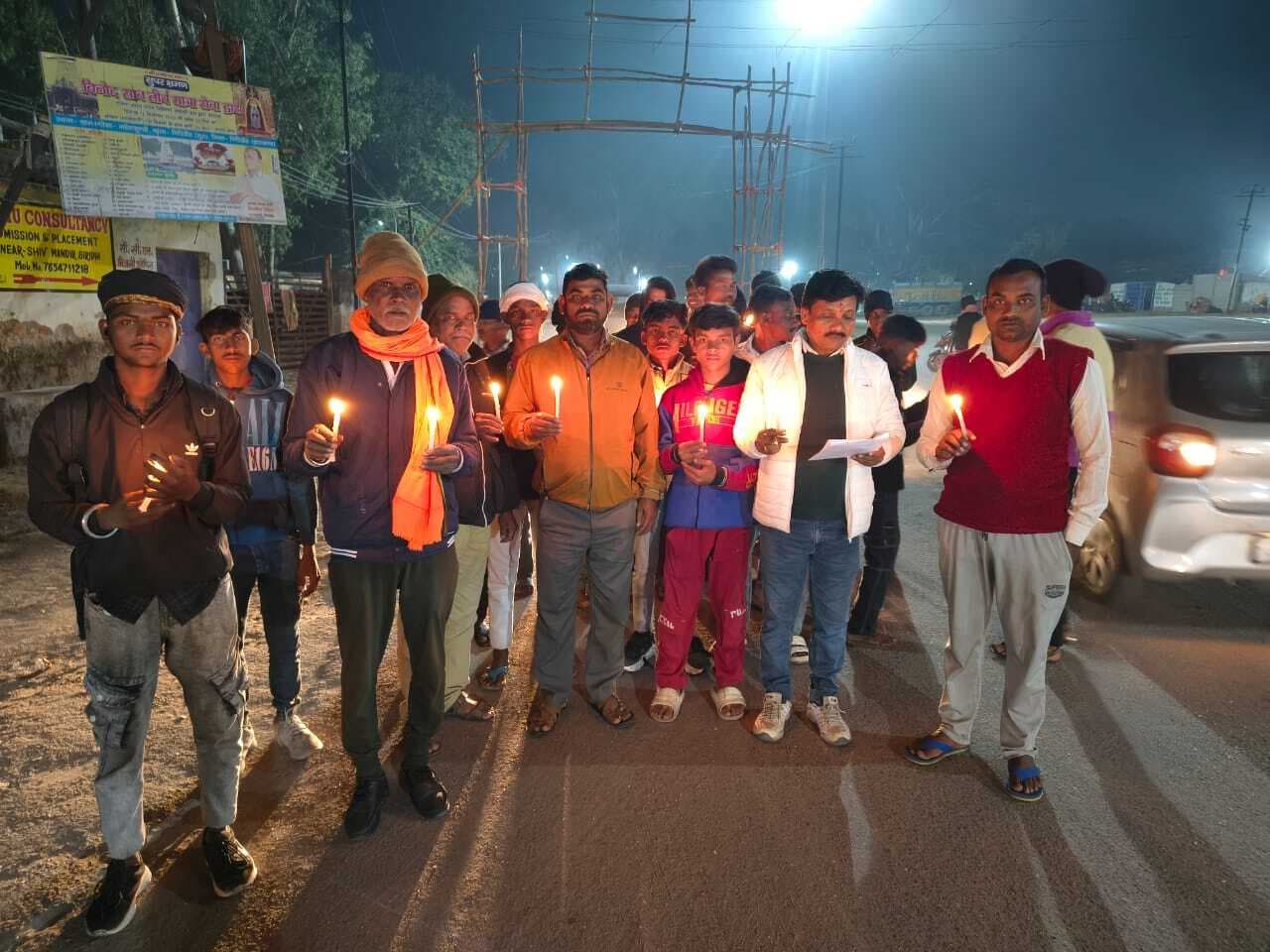 Giridih News :संविधान दिवस पर निकाला कैंडल मार्च