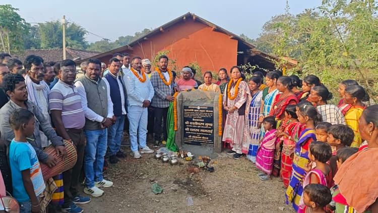 Seraikela Kharsawan News : 5.82 करोड़ से बनेंगी दो सड़कें विधायक ने किया शिलान्यास