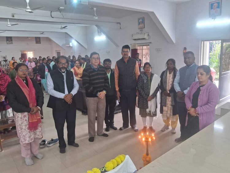 East Singhbum News : नागरिकों को मौलिक अधिकार देता है संविधान : डॉ सुमंत सेन