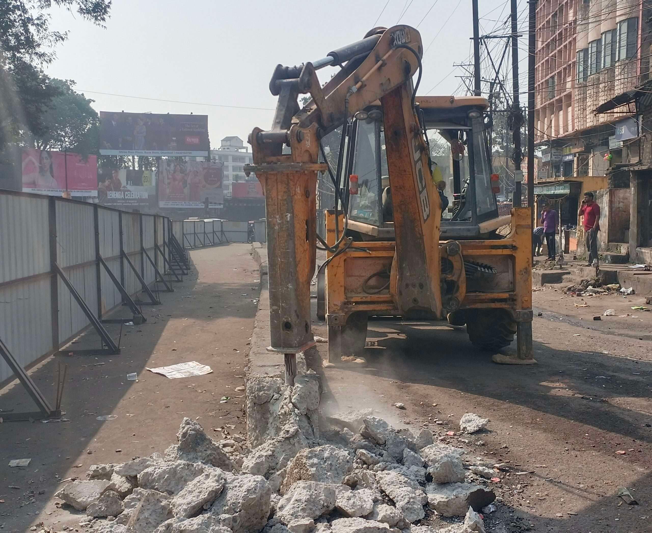 Dhanbad News: गया पुल के नये अंडरपास का काम शुरू, जेसीबी से हटाया गया रैंप व डिवाइडर