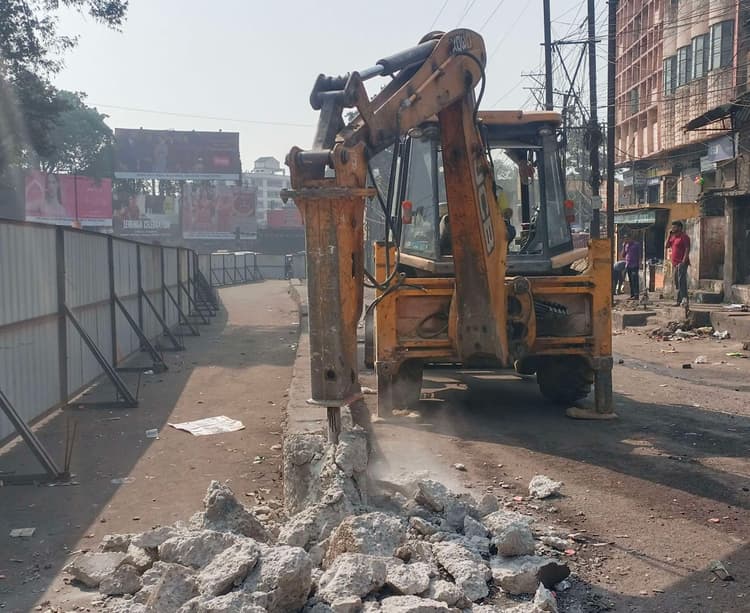 Dhanbad News: गया पुल के नये अंडरपास का काम शुरू, जेसीबी से हटाया गया रैंप व डिवाइडर