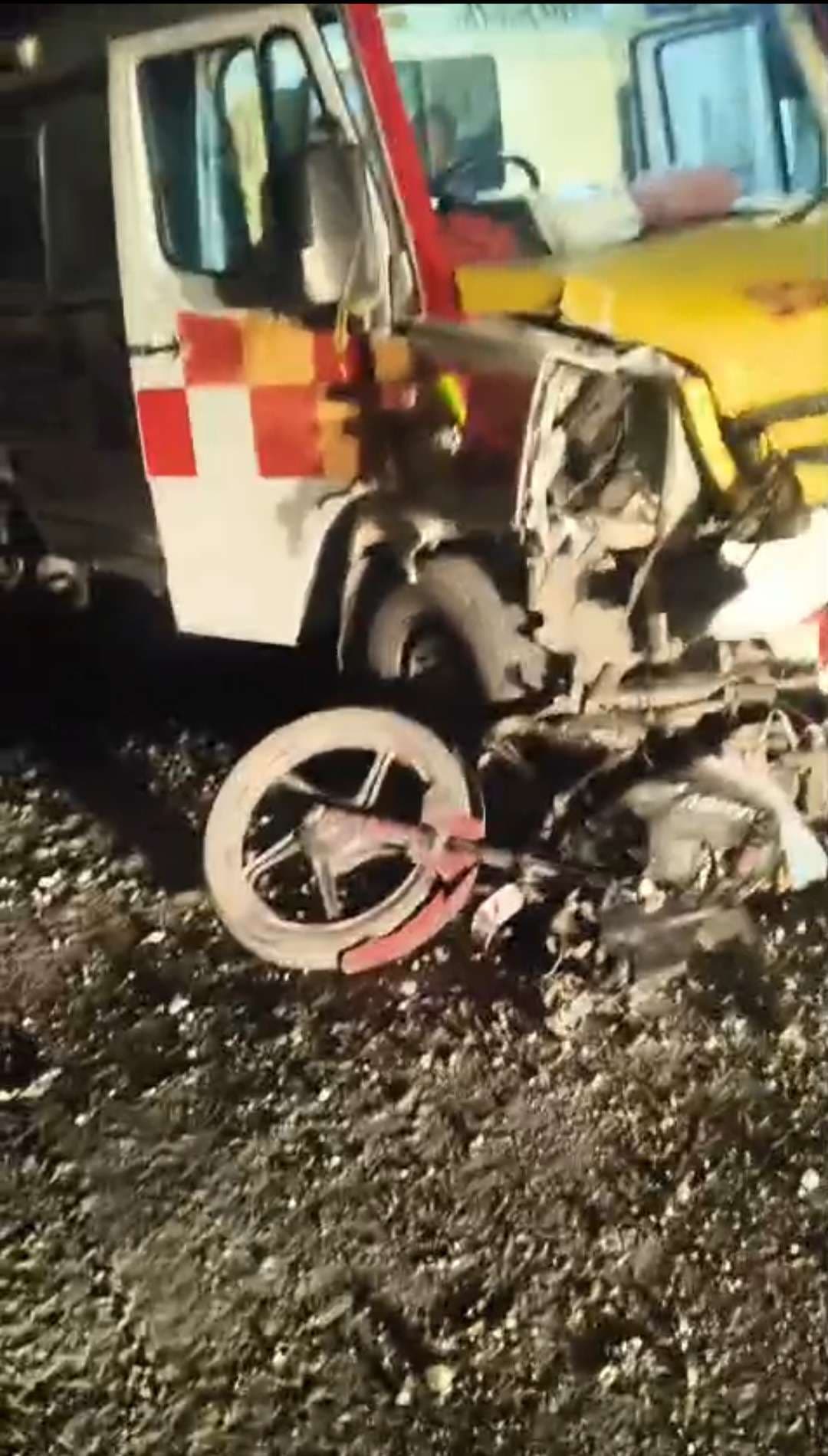 एंबुलेंस व बाइक की टक्कर में दो युवक घायल