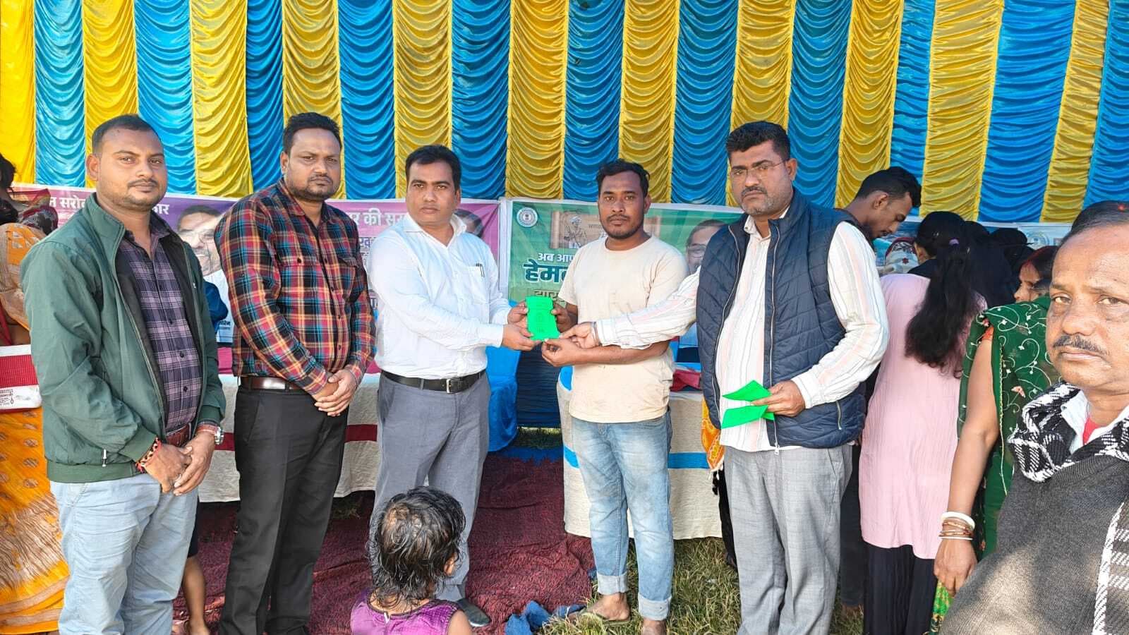 आपके द्वार. नप के दो वार्डों में जरूरतमंदों के बीच प्रमाण पत्र