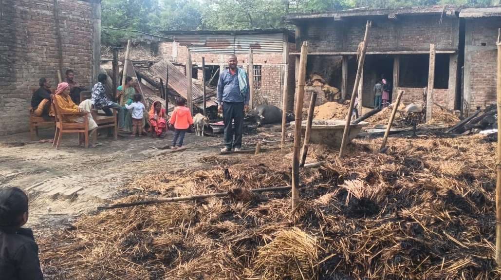 शार्ट सर्किट से आग लगने से चार घर जले