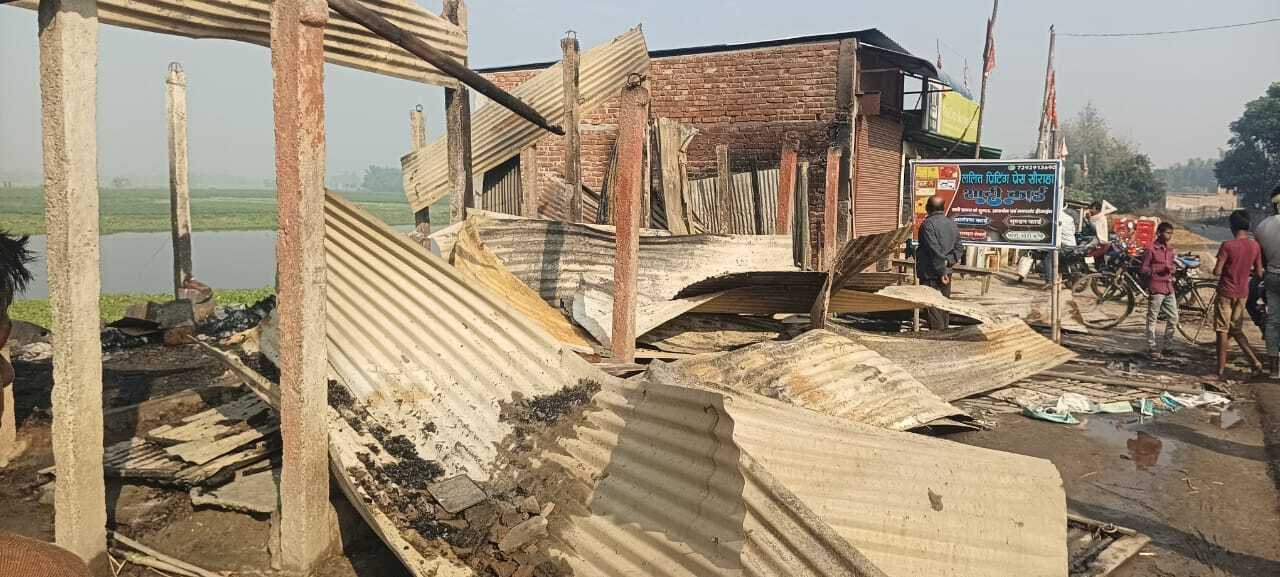 सौराहा चौक पर पांच दुकान जले, लाखों का हुआ नुकसान