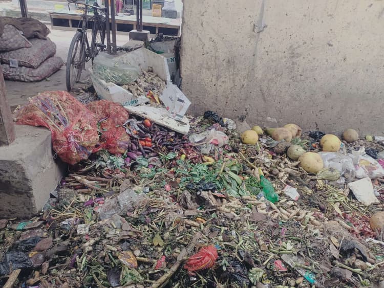 कुनौली हाट परिसर में लगा है गंदगी का अंबार