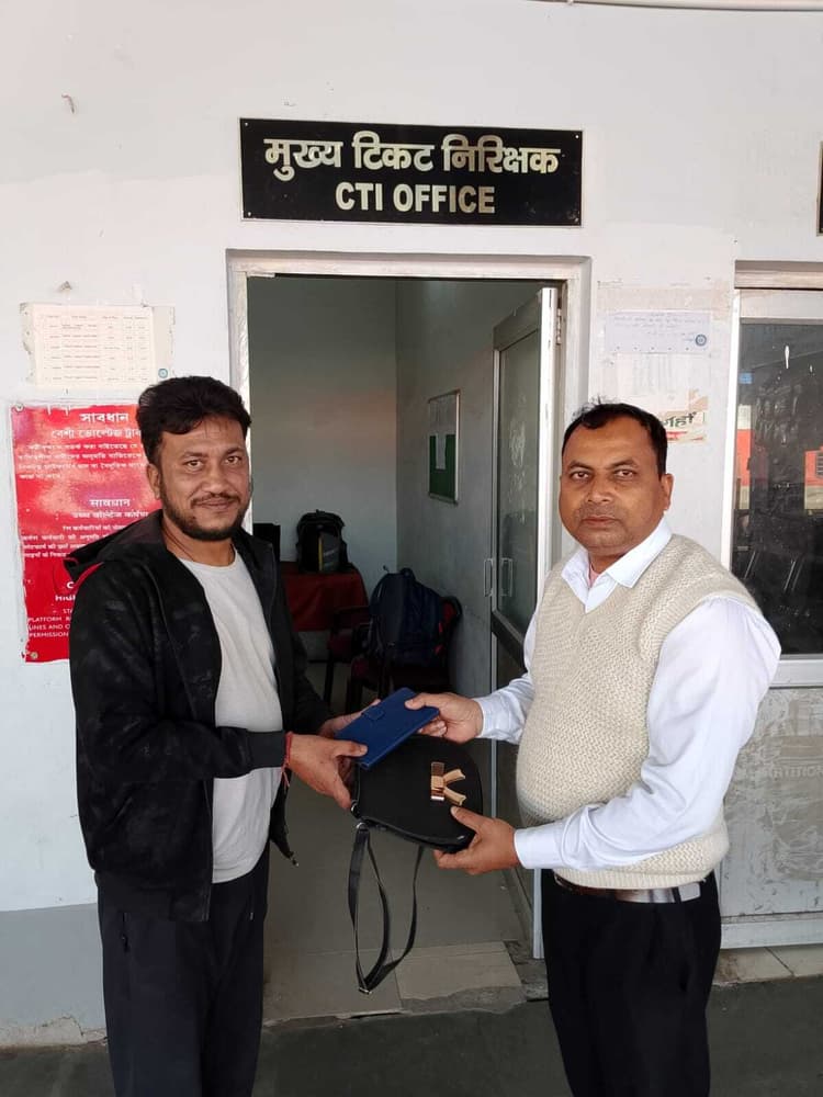 यात्रा के दौरान ट्रेन में छूटे पर्स को सीटीआइ ने लौटाया