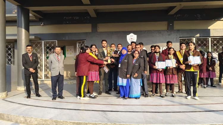 हिंदी वाद-विवाद प्रतियोगिता में तक्षशिला हाउस ने मारी बाजी