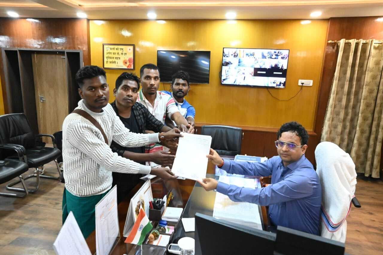 आदिवासी संगठन ने डीसी को सौंपा मांग-पत्र