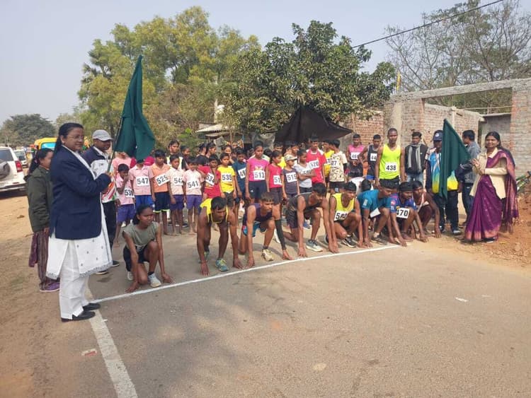 Seraikela Kharsawan News : 10 किमी दौड़ : महिला में ललिता और पुरुष वर्ग में मांगू अव्वल