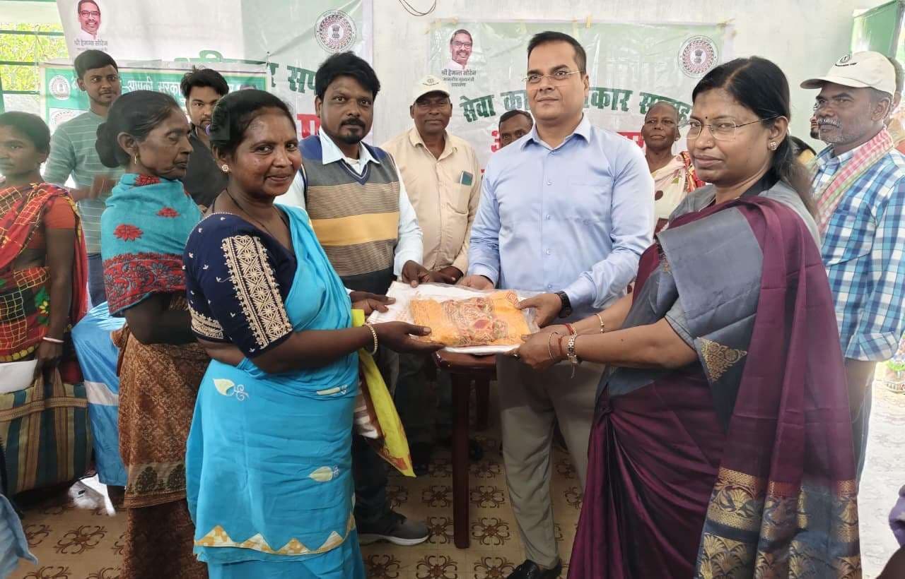 बीडीओ ने शिविर में लोगों को दी योजनाओं की जानकारी