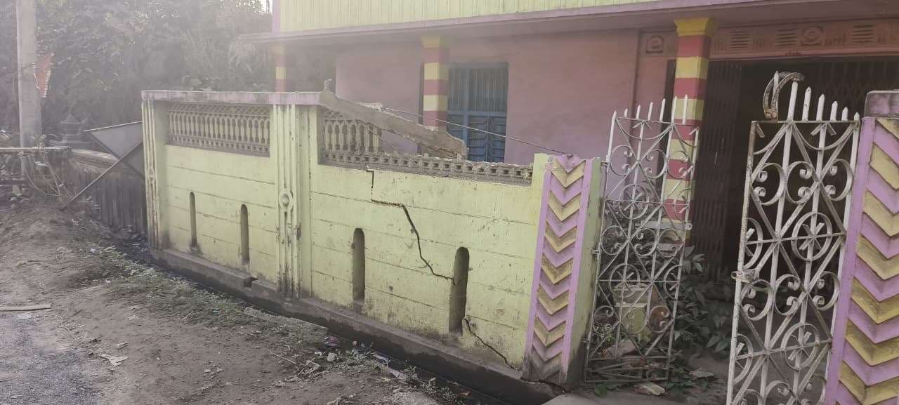 हाइवा के धक्के से मकान की चहारदीवारी क्षतिग्रस्त