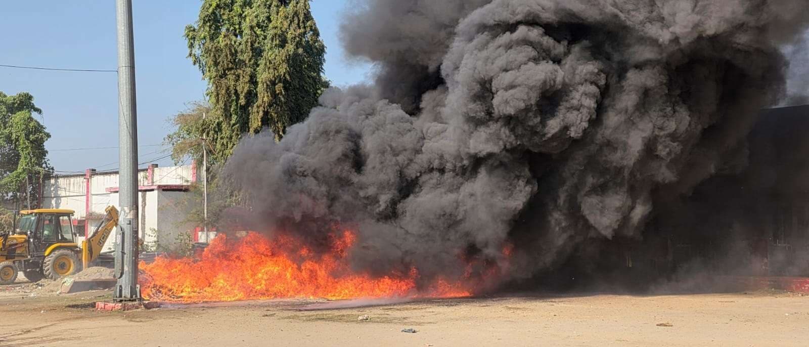 Sitamarhi : सीतामढ़ी रेलवे जंक्शन परिसर में रखे पाइप के बंडल में भीषण आग, 45 मिनट तक मची रही अफरातफरी