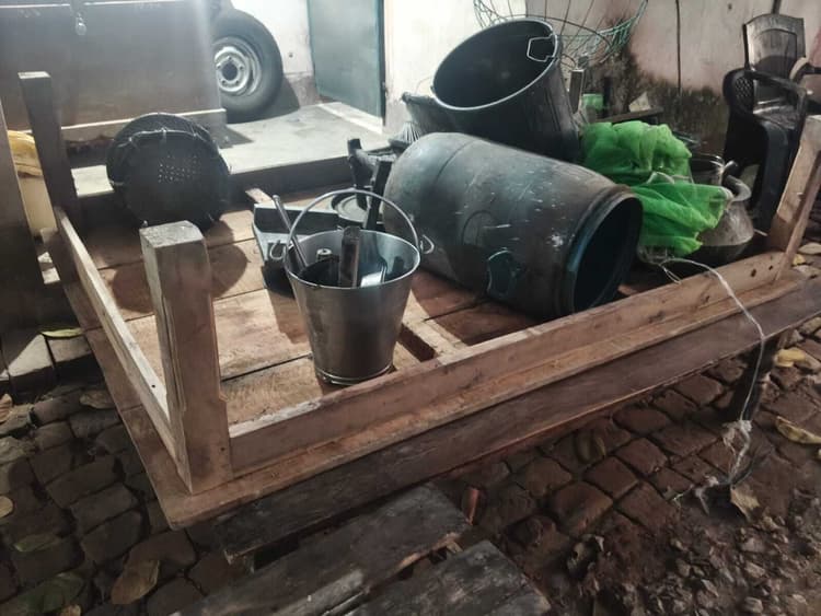 फरार हत्या आरोपित के घर में पुलिस ने की कुर्की जब्ती