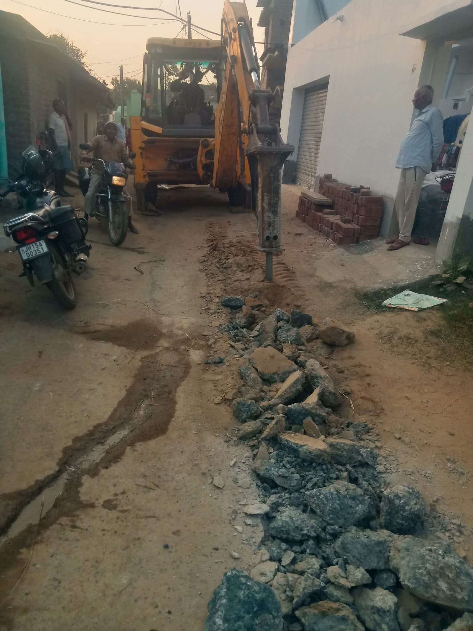 पेयजल योजना का पाइप लगाने के नाम पर तोड़ी जा रहीं सड़कें, परेशानी