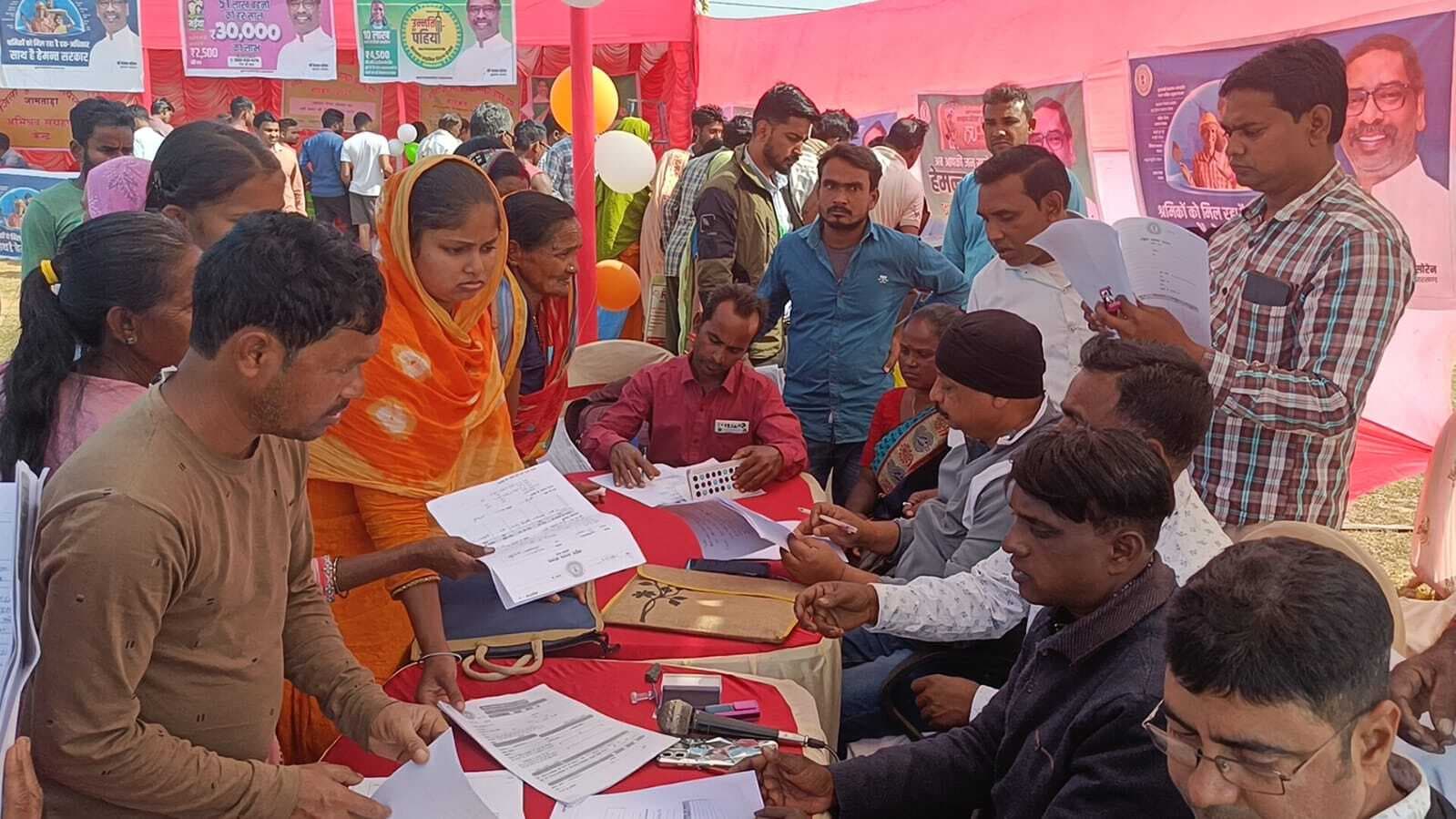 बीडीओ ने शिविर में ग्रामीणों से किया संवाद