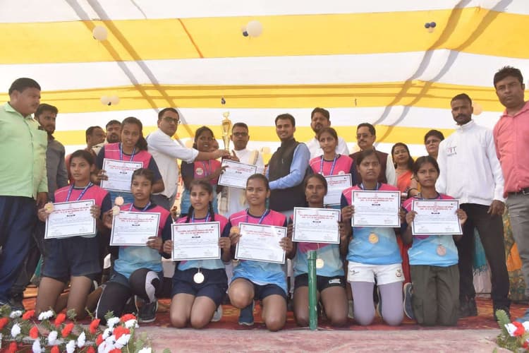 Madhubani News : राज्य स्तरीय अंतर प्रमंडल रग्बी खेल में विजयी खिलाड़ी को मिला सर्टिफिकेट