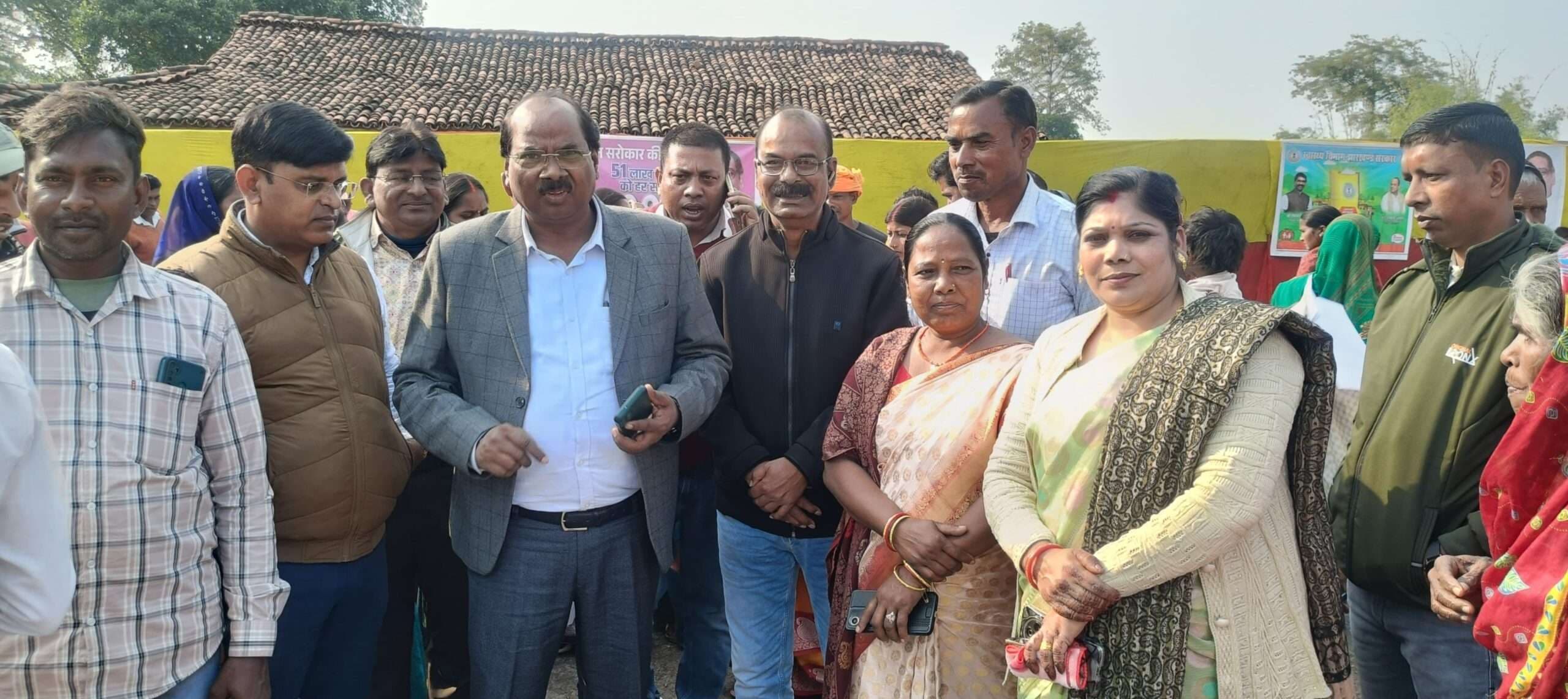 Giridih News :डीआरडीए निदेशक ने स्टॉल का लिया जायजा