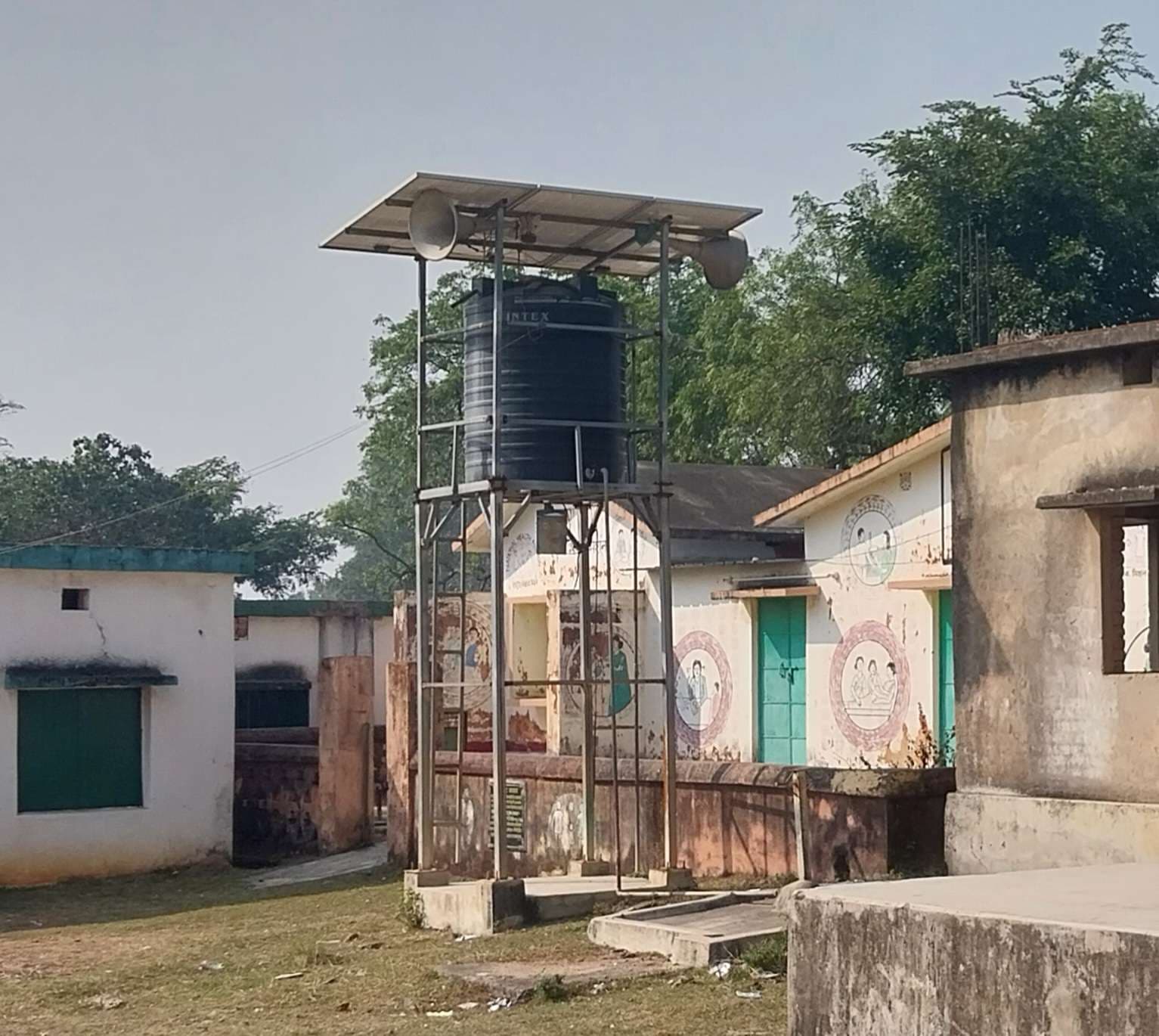 Giridih News :सोलर संचालित जलमीनार बंद, ग्रामीणों को नहीं मिल रहा शुद्ध पेयजल