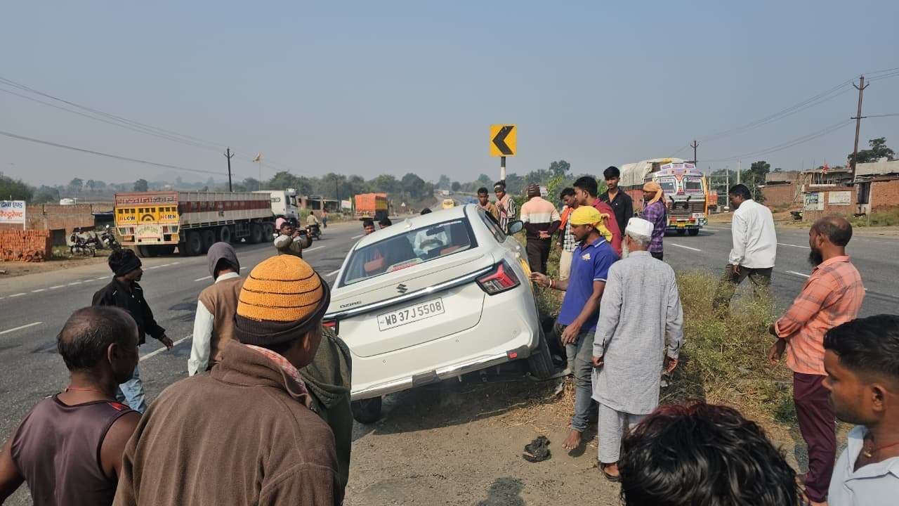 Giridih News :डिवाइडर पर चढ़ी कार, तीन घायल