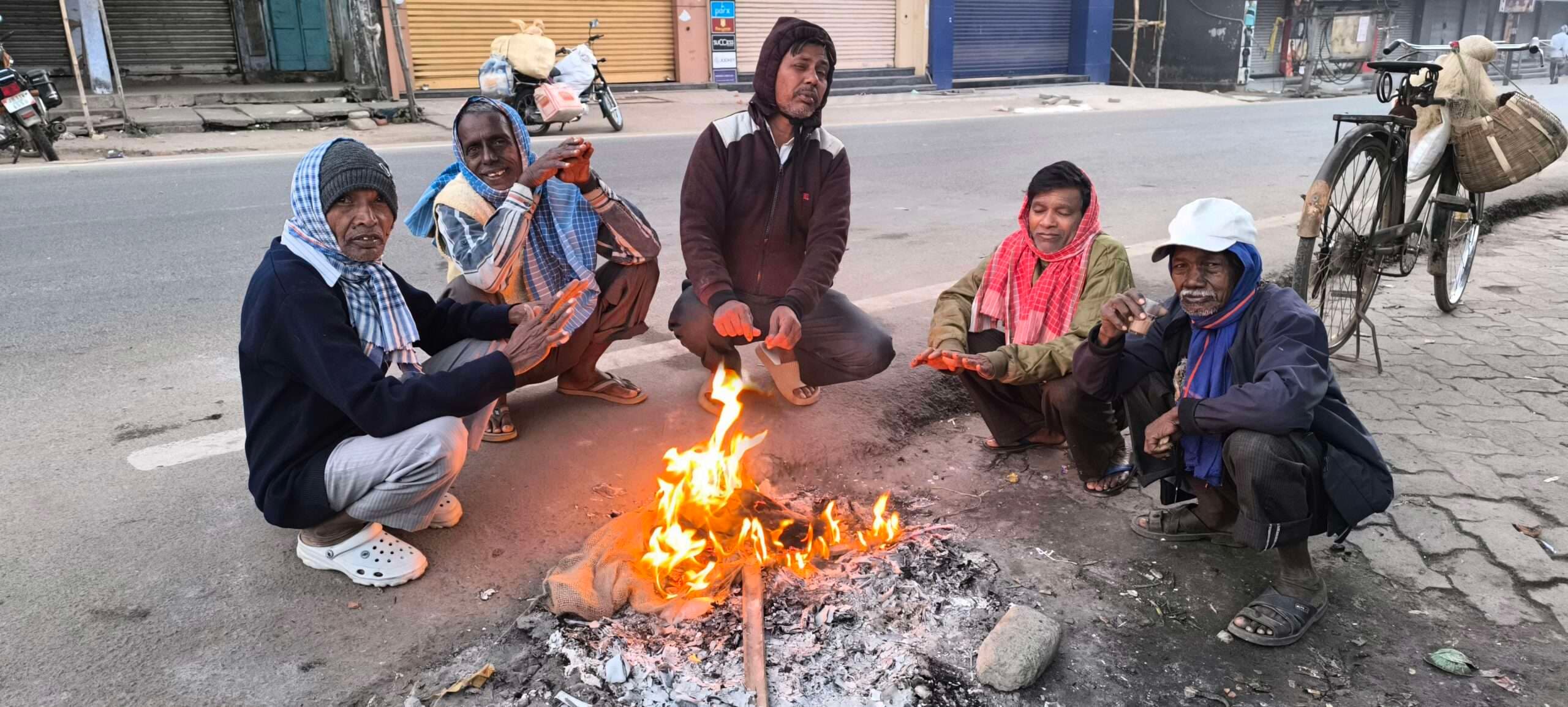 Giridih News :ठंड से ठिठुर रहे लोग, अब तक कंबल का आवंटन नहीं