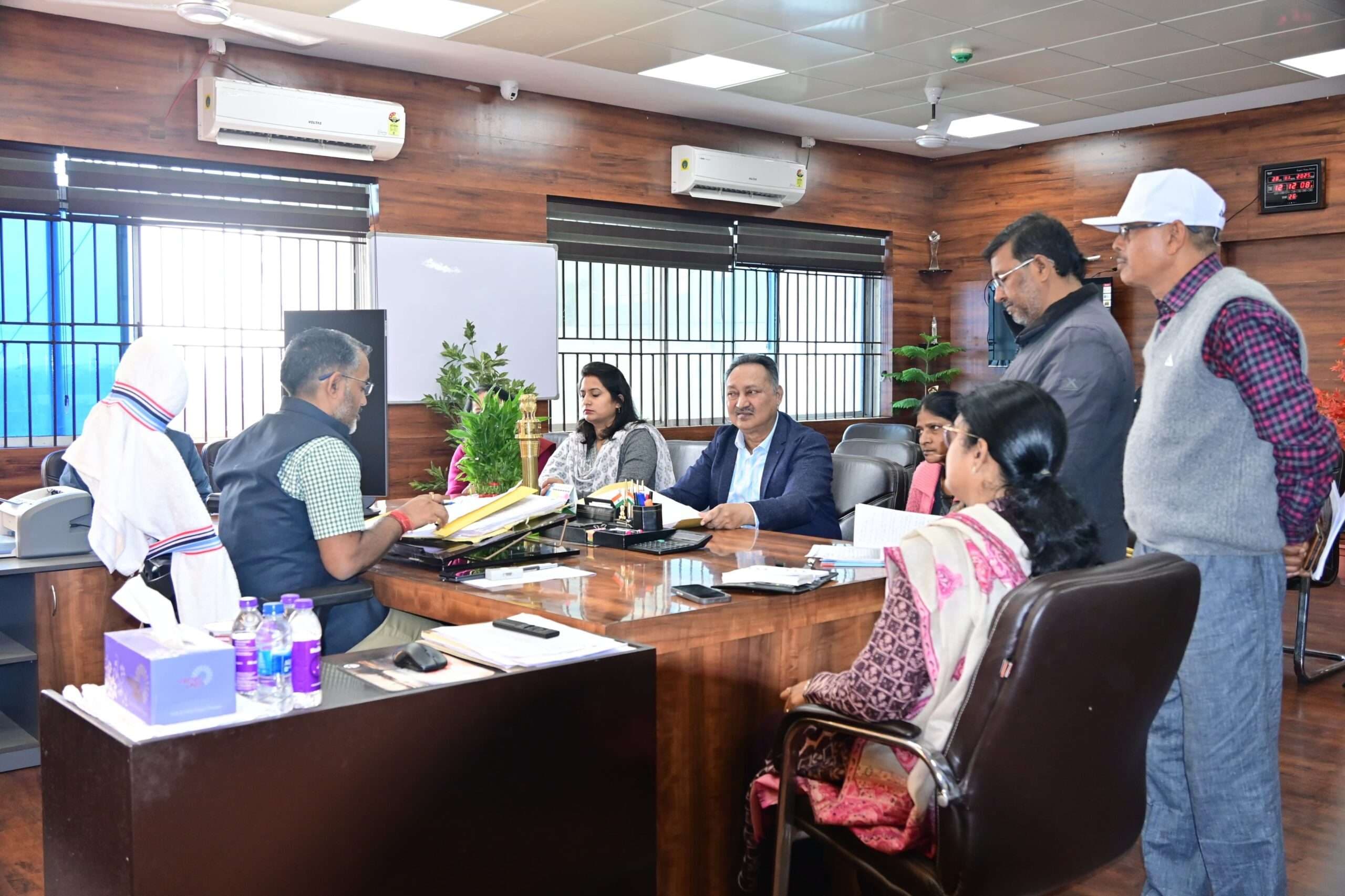 Giridih News :लापरवाह स्वास्थ्य कर्मी कार्रवाई के लिए चिह्नित किये जायें : डीसी