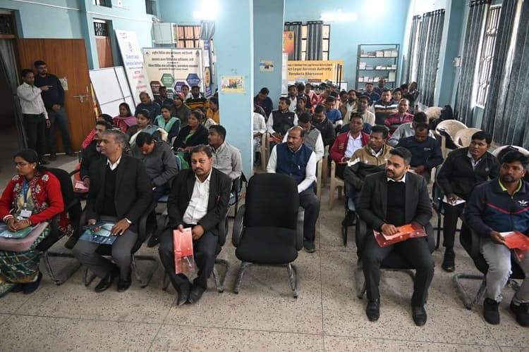 Seraikela Kharsawan News : पिछड़े वर्ग तक न्याय पहुंचाने में सक्षम पीएलवीसरायकेला में क्षमता निर्माण कार्यक्रम आयोजितवंचितों के अधिकारों की आवाज़ है पीएलवी: रमाशंकर सिंहफोटो:कार्यक्रम में उपस्थित अधिवक्तता व पीएलवीसरायकेला. सरायकेला-खरसावां में जिला विधिक सेवा प्राधिकरण की ओर से शुक्रवार को जिला एवं सत्र न्यायाधीश रमाशंकर सिंह के मार्गदर्शन में क्षमता निर्माण कार्यक्रम आयोजित किया गया. इसमें विभिन्न पंचायतों, प्रखंडों और थाना स्तर पर तैनात पैरा लीगल वॉलंटियर और अधिकार मित्रों ने भाग लिया. कार्यक्रम की शुरुआत दीप प्रज्ज्वलन से हुई. पीडीजे रमाशंकर सिंह ने कहा कि पीएलवी न्याय को समाज के हर तबके तक पहुंचाने में अहम भूमिका निभाते हैं, खासकर उन लोगों तक जो सामाजिक और आर्थिक रूप से पिछड़े हैं. उन्होंने उन्हें न्याय प्रणाली की मजबूत कड़ी बताया. जिला बार एसोसिएशन के सचिव देवाशीष ज्योतिषी ने गुड सामरिटन नीति और सड़क दुर्घटनाओं में मदद करने वालों की कानूनी सुरक्षा के बारे में जानकारी दी. एलएडीसी दिलीप शॉ ने बताया कि किसी भी आरोपी के अधिकार गिरफ्तारी के क्षण से प्रारंभ हो जाते हैं और थाना स्तर पर तैनात पीएलवी इस स्थिति में कानूनी सहायता दिलाने में अहम भूमिका निभाते हैं. डीएलएसए के सचिव तौसीफ मेराज ने पीड़ित प्रतिकर योजना, बाल विवाह निषेध, और कमजोर वर्गों के पुनर्वास में पीएलवी की भूमिका पर विस्तार से बातें कीं. उन्होंने यह भी बताया कि आशा यूनिट से समन्वय और सामाजिक रूप से कमजोर लोगों को सरकारी योजनाओं से जोड़ना पीएलवी के दायित्व का महत्वपूर्ण हिस्सा है. कार्यक्रम में कई न्यायिक अधिकारी व अधिवक्ता उपस्थित थे.