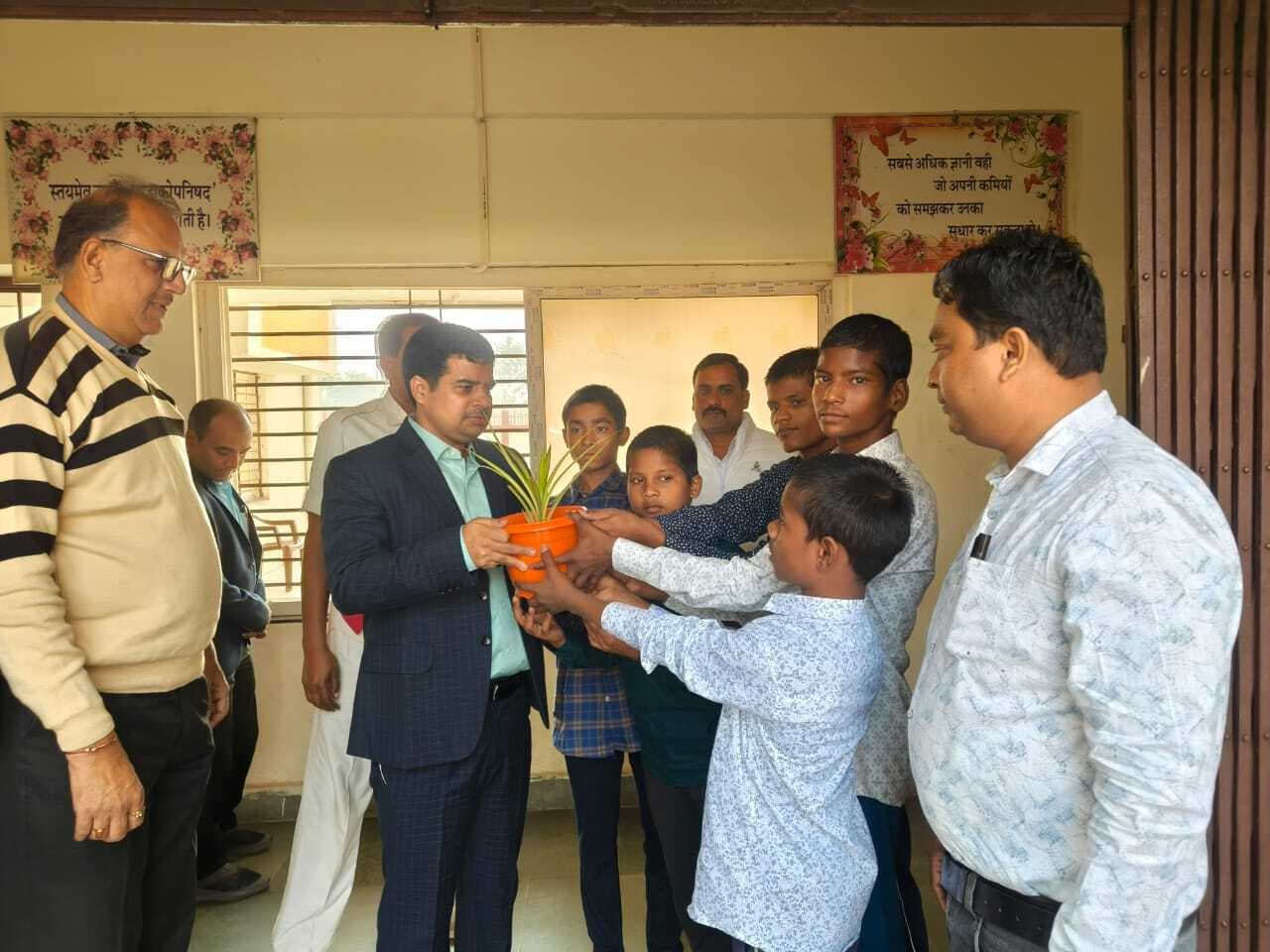 बाल देखरेख संस्थानों का डीएम ने किया निरीक्षण