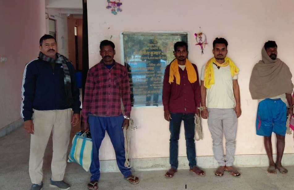 22 लीटर शराब के साथ महिला व दो तस्कर गिरफ्तार