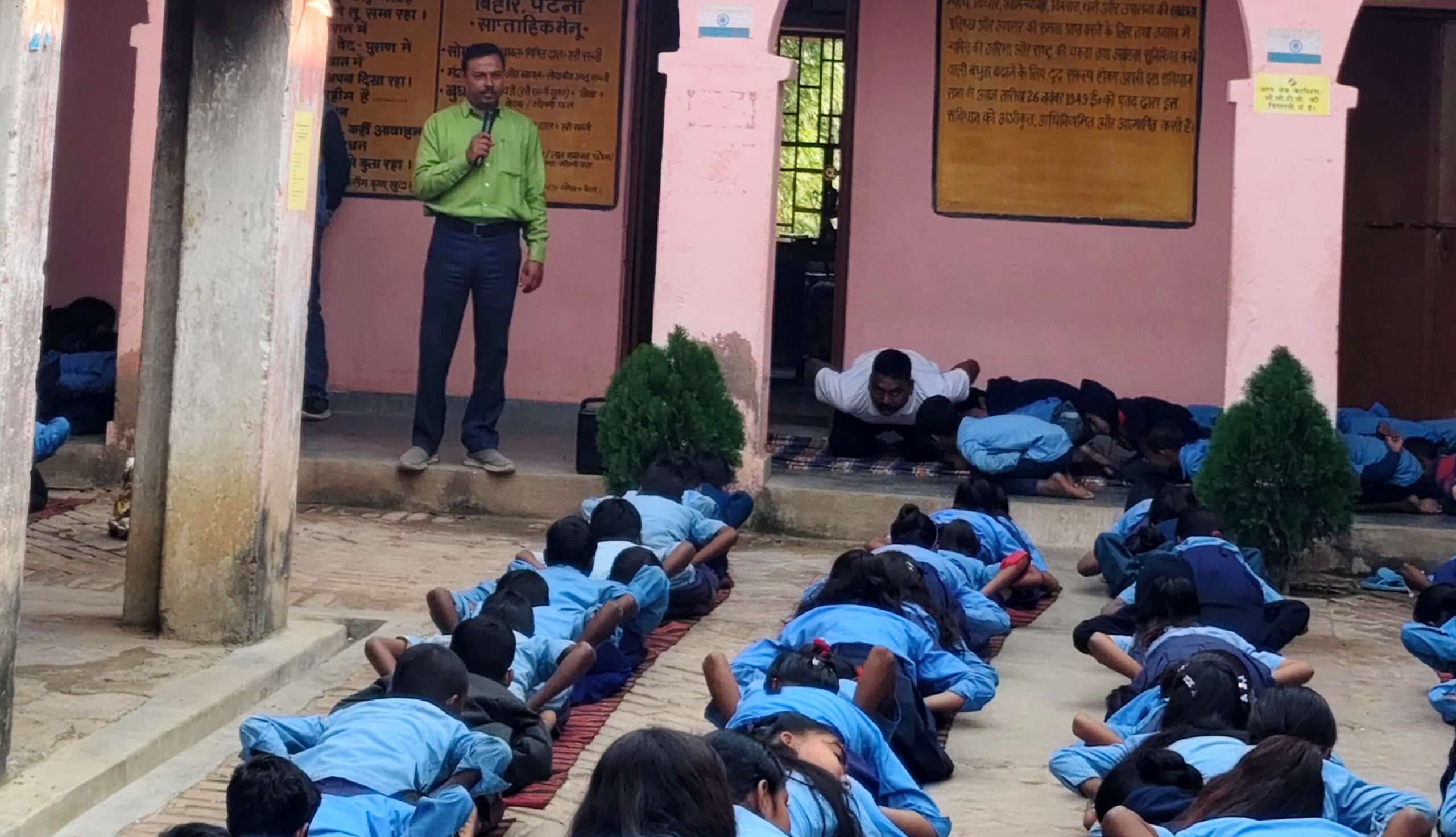 सीआरपीएफ जवान ने स्कूली बच्चों को सिखाया योग