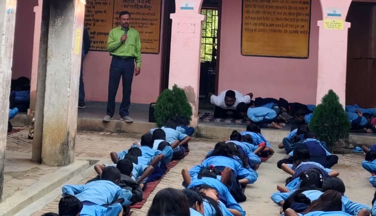 सीआरपीएफ जवान ने स्कूली बच्चों को सिखाया योग