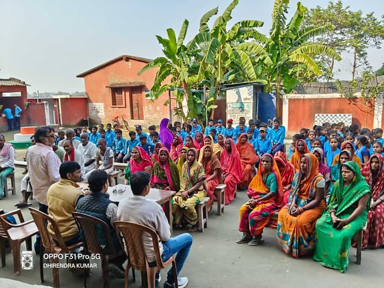 शिक्षक- अभिभावक संगोष्ठी में बच्चों को नियमित स्कूल भेजने पर दिया गया बल