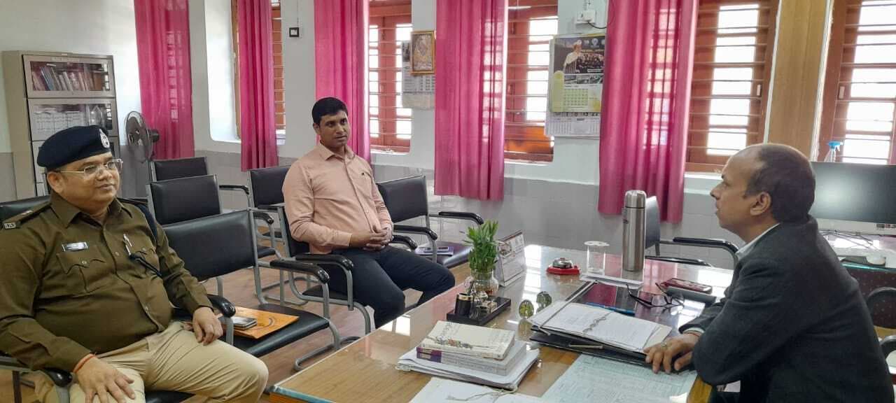 जिला व जेल अधिकारियों के साथ की बैठक