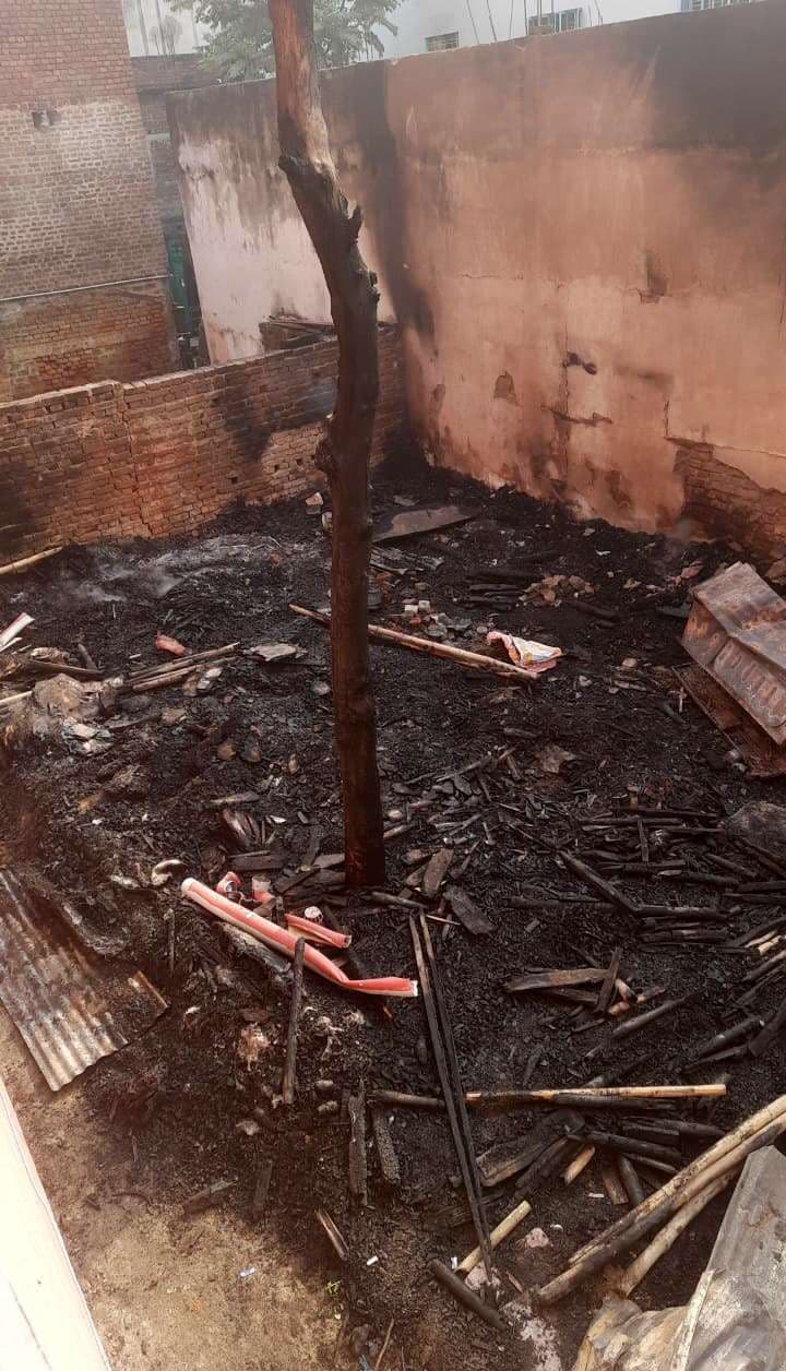 लखीसराय में फर्नीचर व निर्माण सामग्री के गोदाम में आग, लाखों का नुकसान