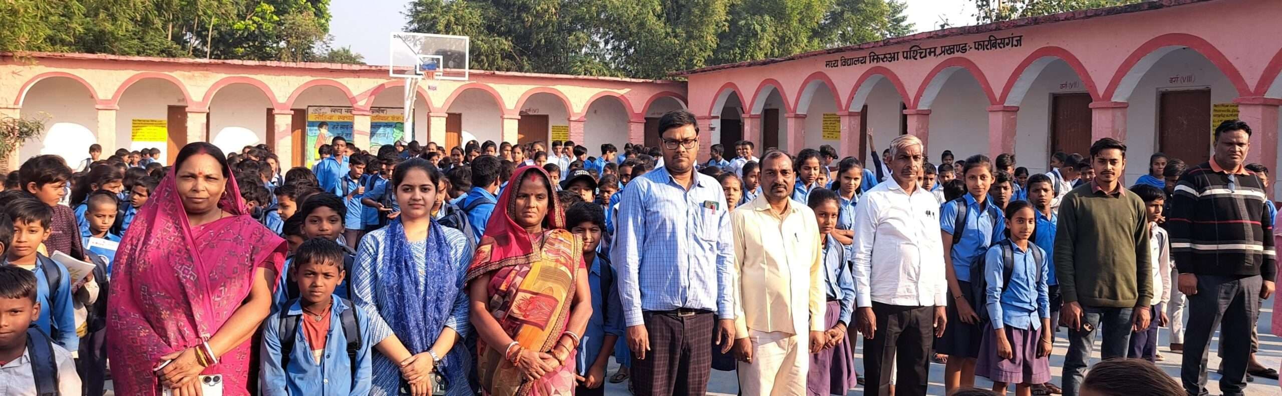 छात्र-छात्राओं के बीच पाठ्य सामग्री वितरित