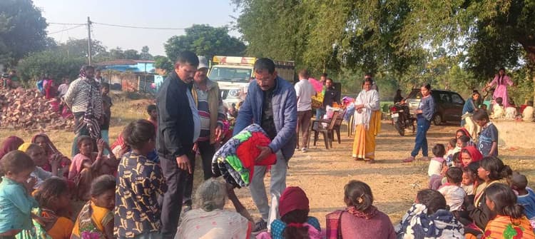 जरूरतमंदों व आदिम जनजातियों के बीच 50 कंबल, वस्त्र का वितरण