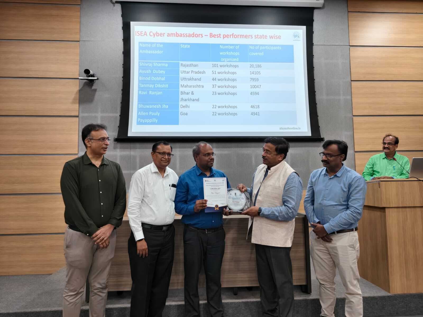 साइबर सुरक्षा जागरूकता के लिए रवि रंजन बने अंबेसडर, गांधीनगर में हुए सम्मानित